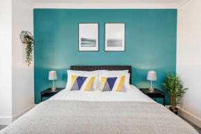 The Redcliffe 2 bedroom, Sleeps 5 & Parking by Damask Homes